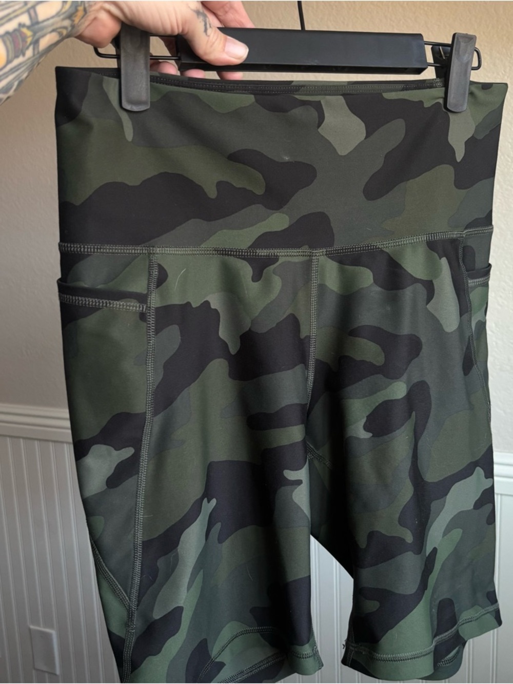 Old Navy Active Camo Leggings in Olive and Black